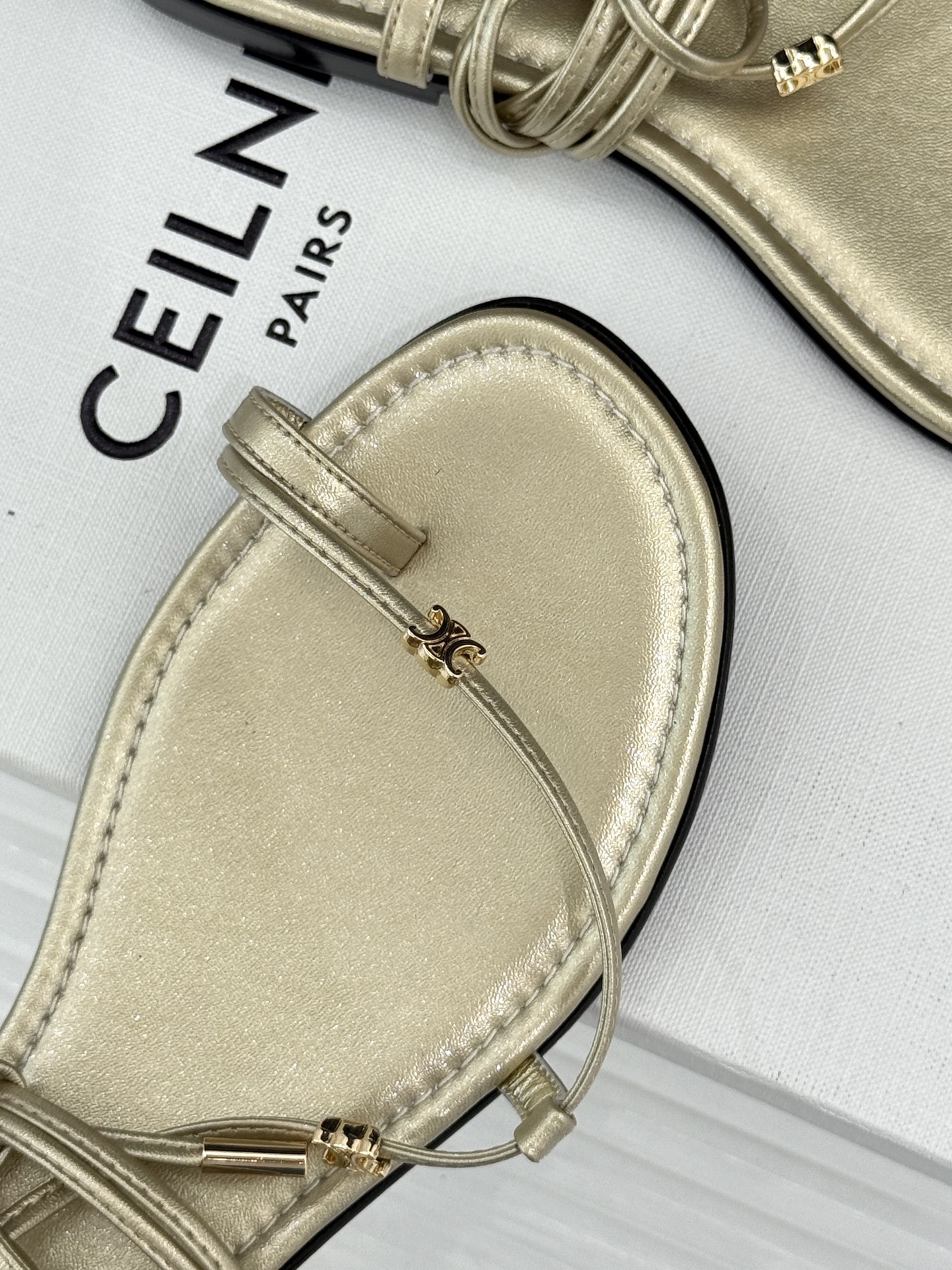 Celine/赛琳26WF新品凯旋门夹脚绑带平底凉鞋经典夹脚绑带版型金属凯旋门镌刻标识轻奢质感一眼出众甄