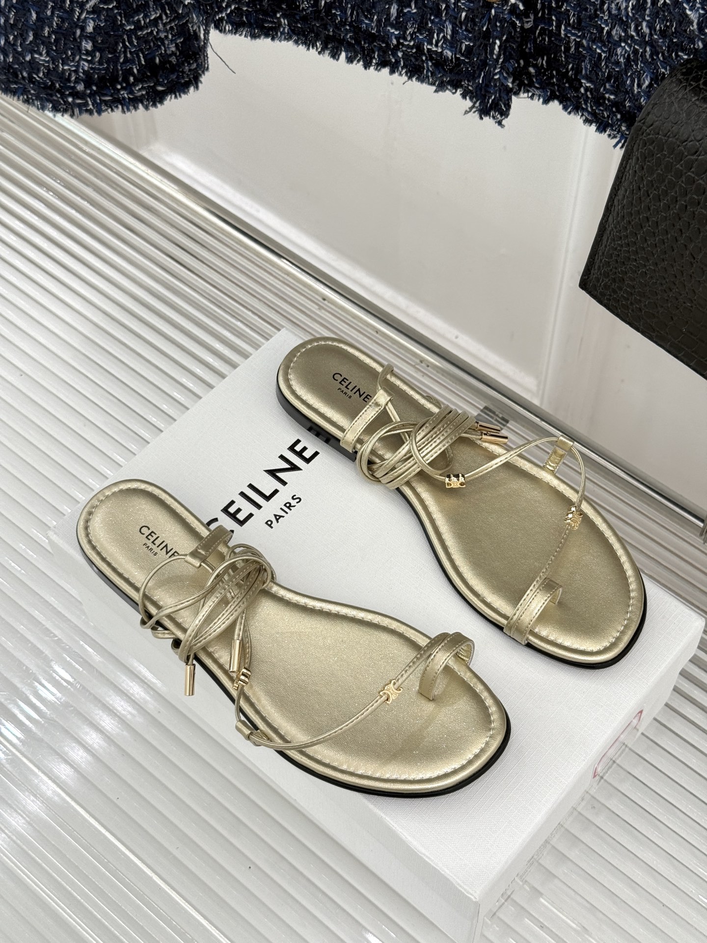 Celine/赛琳26WF新品凯旋门夹脚绑带平底凉鞋经典夹脚绑带版型金属凯旋门镌刻标识轻奢质感一眼出众甄