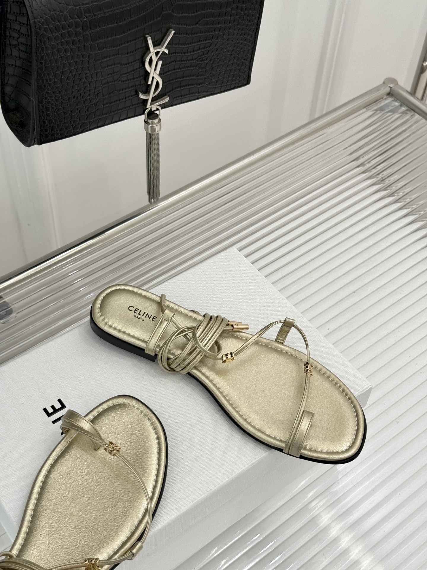 Celine/赛琳26WF新品凯旋门夹脚绑带平底凉鞋经典夹脚绑带版型金属凯旋门镌刻标识轻奢质感一眼出众甄