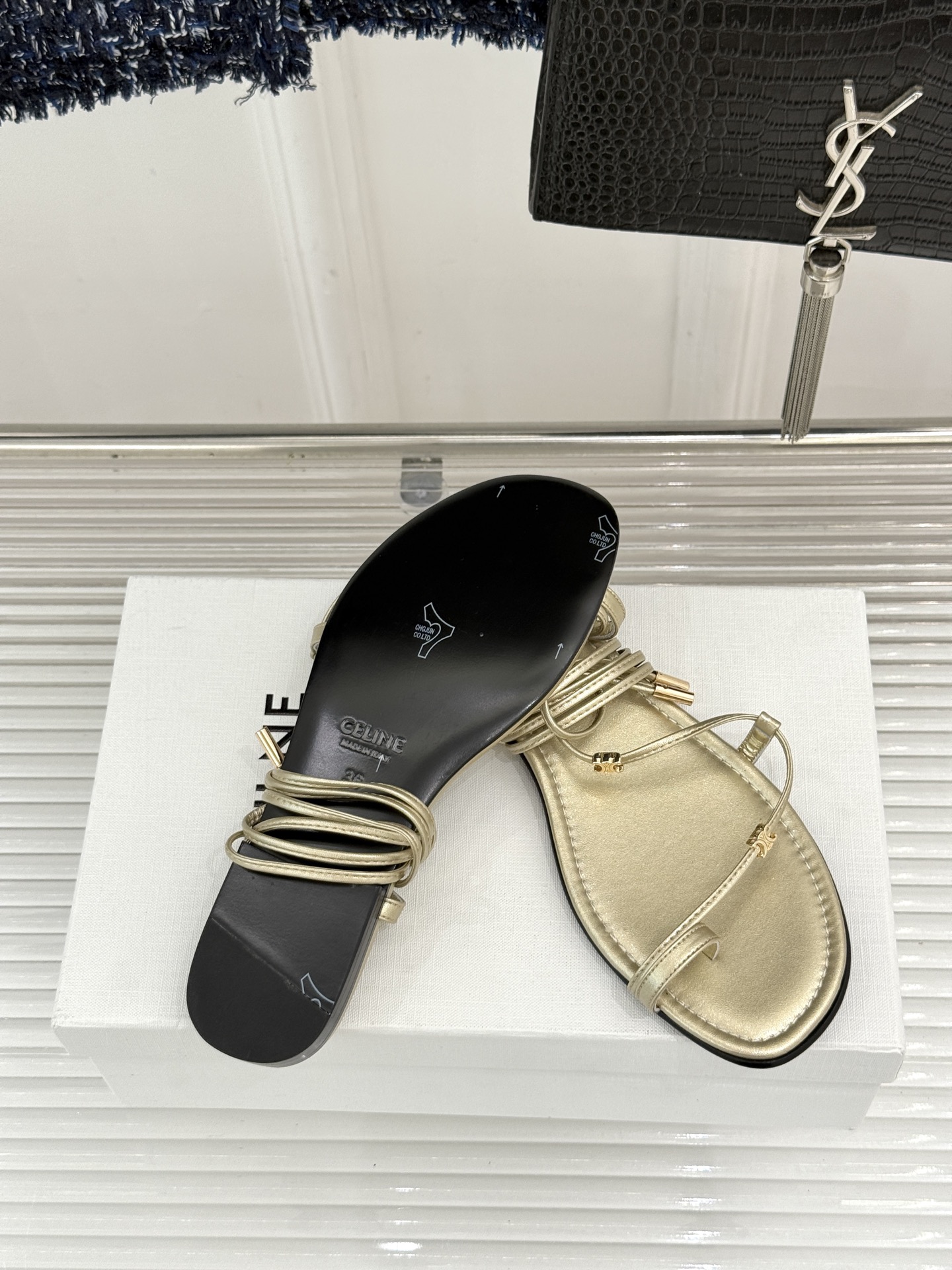 Celine/赛琳26WF新品凯旋门夹脚绑带平底凉鞋经典夹脚绑带版型金属凯旋门镌刻标识轻奢质感一眼出众甄