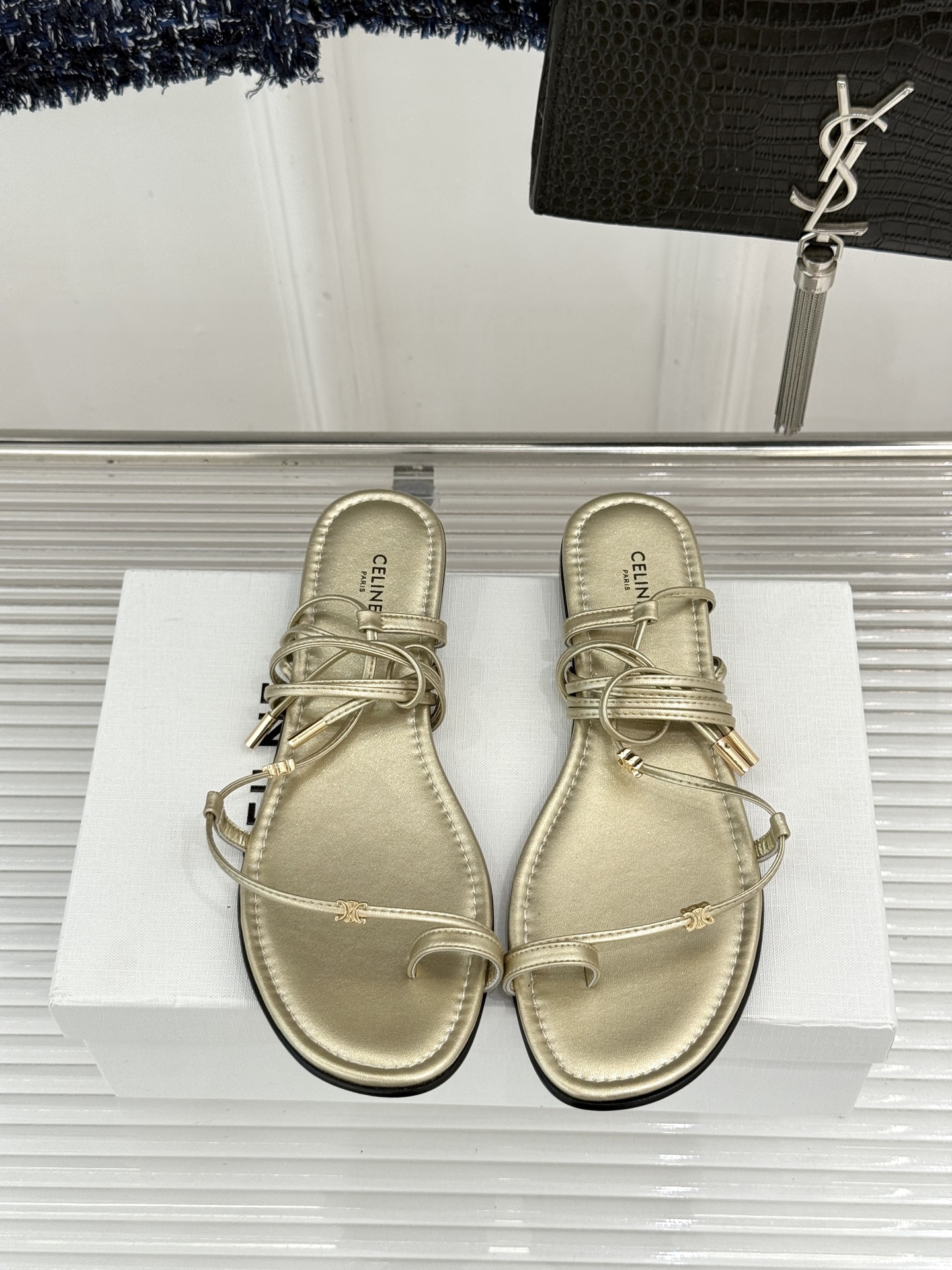 Celine/赛琳26WF新品凯旋门夹脚绑带平底凉鞋经典夹脚绑带版型金属凯旋门镌刻标识轻奢质感一眼出众甄