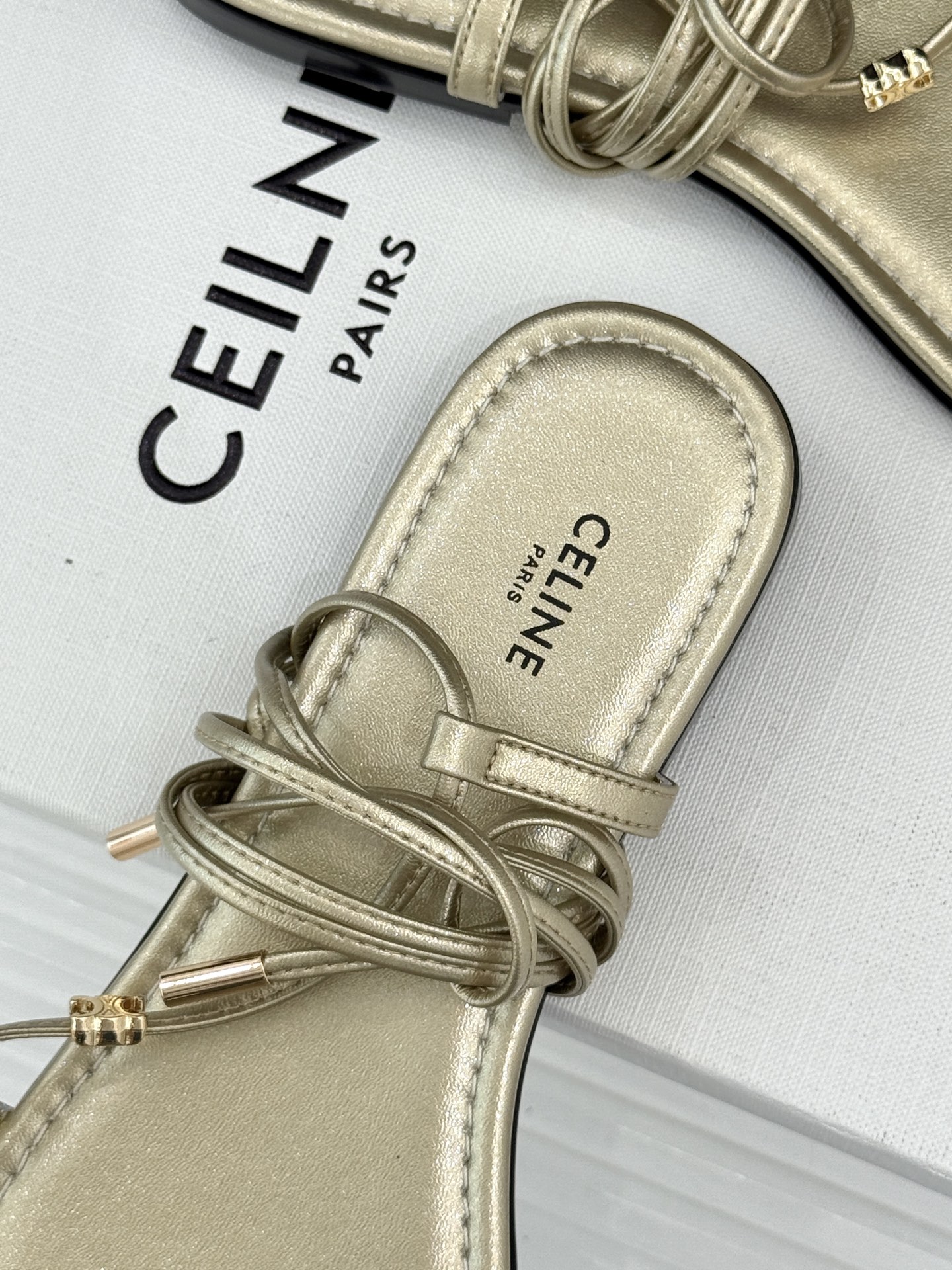 Celine/赛琳26WF新品凯旋门夹脚绑带平底凉鞋经典夹脚绑带版型金属凯旋门镌刻标识轻奢质感一眼出众甄