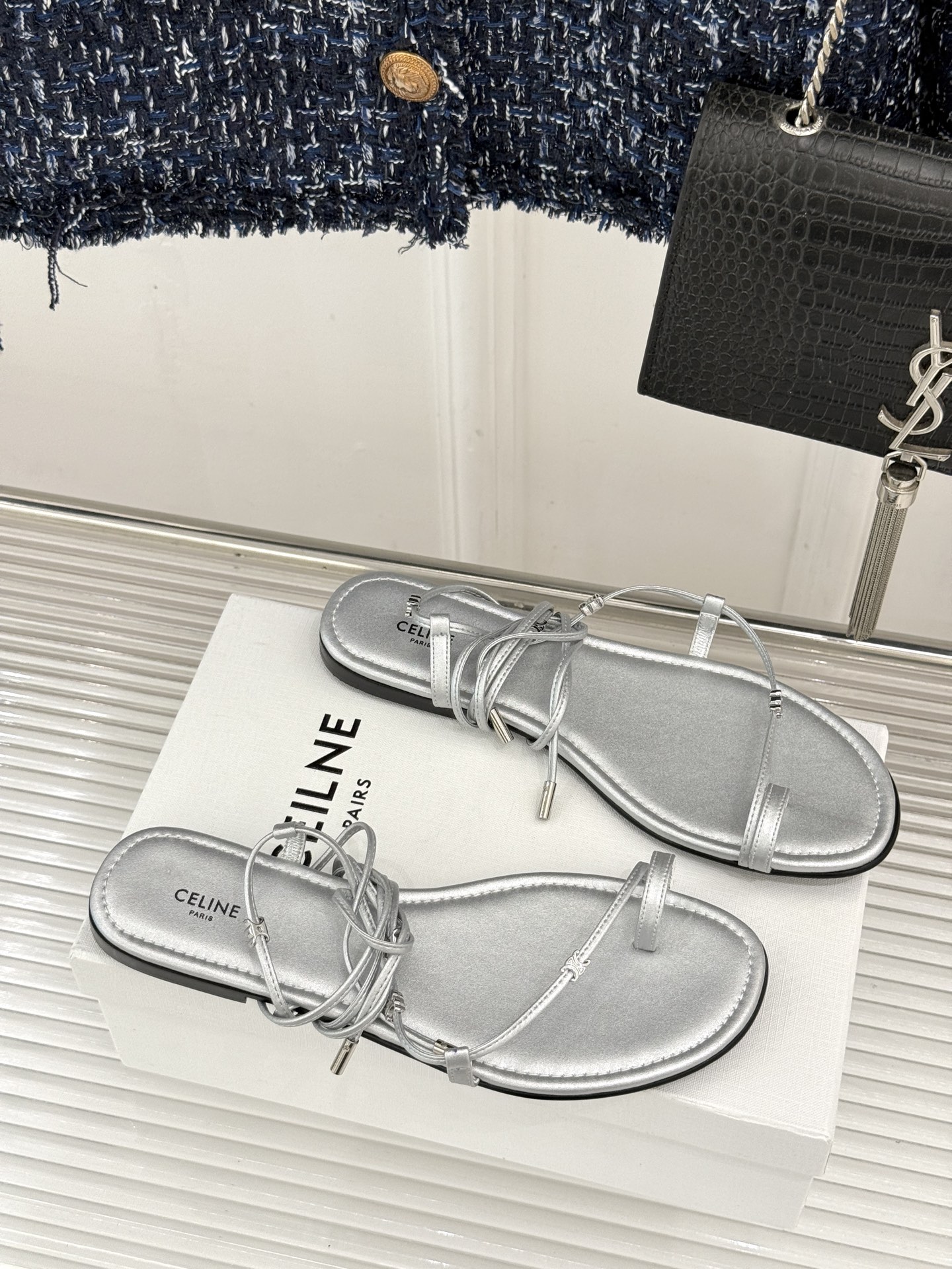 Celine/赛琳26WF新品凯旋门夹脚绑带平底凉鞋经典夹脚绑带版型金属凯旋门镌刻标识轻奢质感一眼出众甄