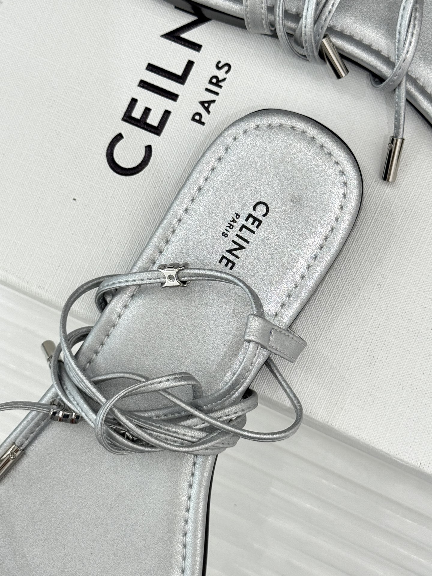 Celine/赛琳26WF新品凯旋门夹脚绑带平底凉鞋经典夹脚绑带版型金属凯旋门镌刻标识轻奢质感一眼出众甄