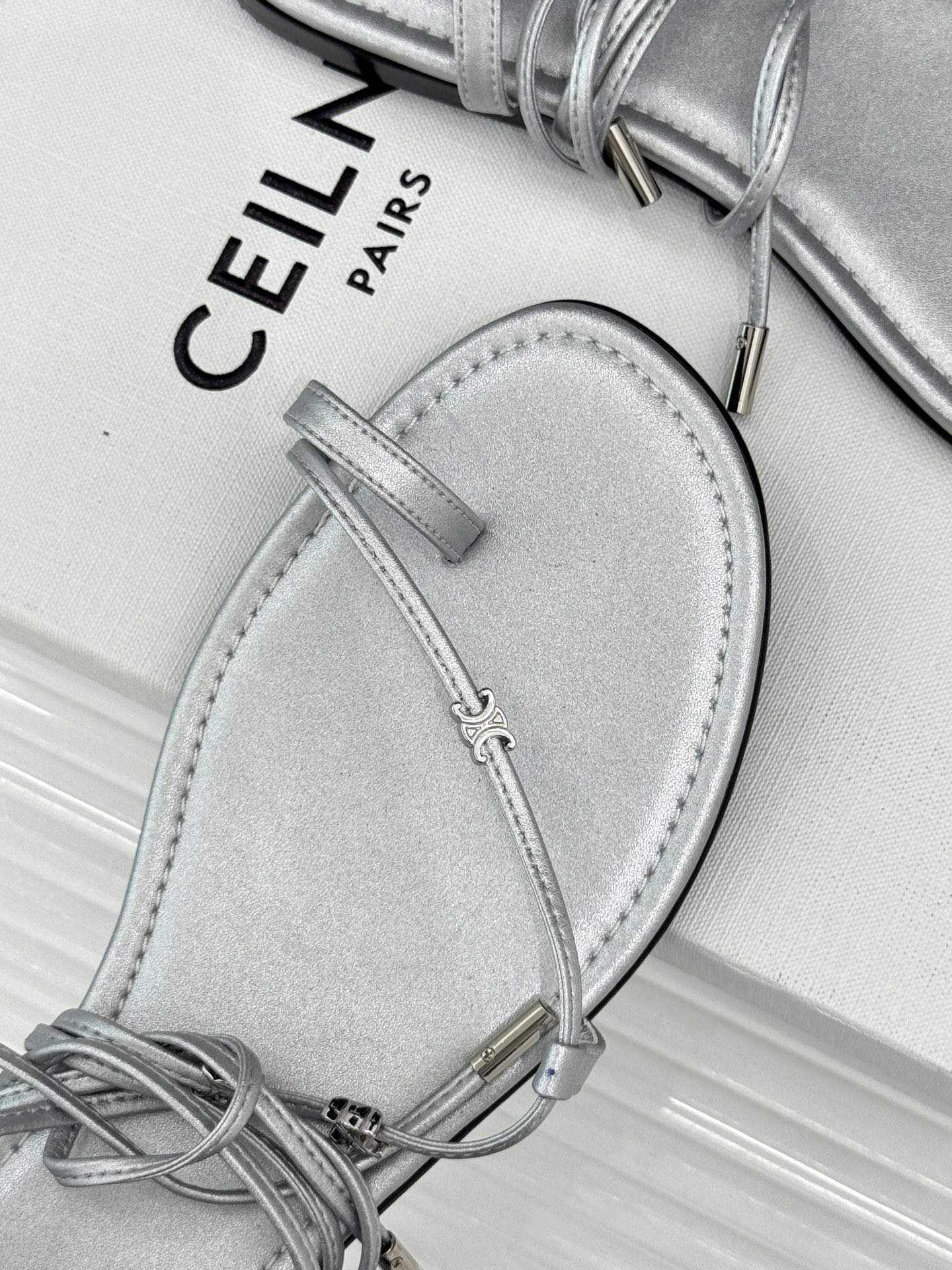 Celine/赛琳26WF新品凯旋门夹脚绑带平底凉鞋经典夹脚绑带版型金属凯旋门镌刻标识轻奢质感一眼出众甄
