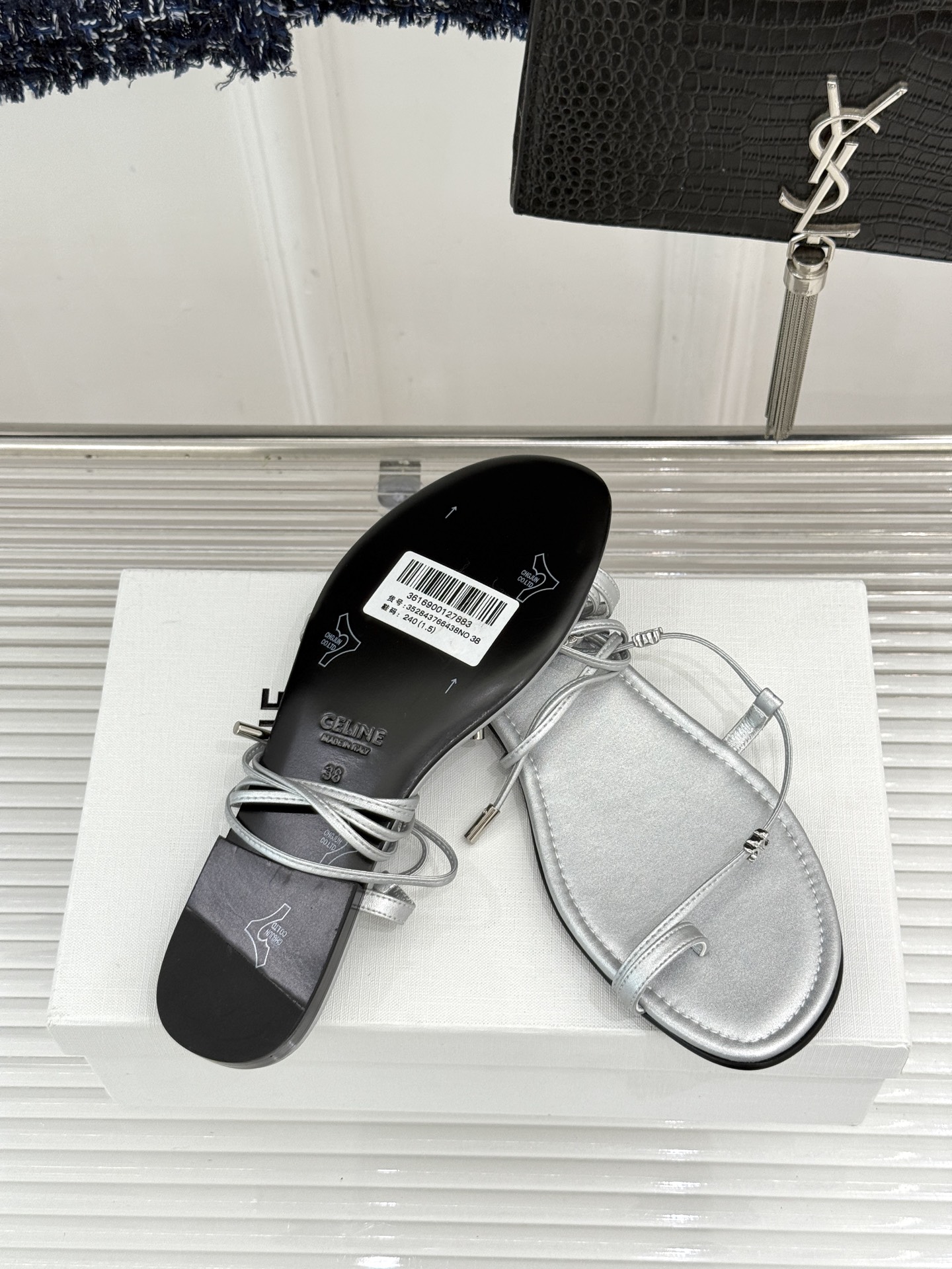 Celine/赛琳26WF新品凯旋门夹脚绑带平底凉鞋经典夹脚绑带版型金属凯旋门镌刻标识轻奢质感一眼出众甄