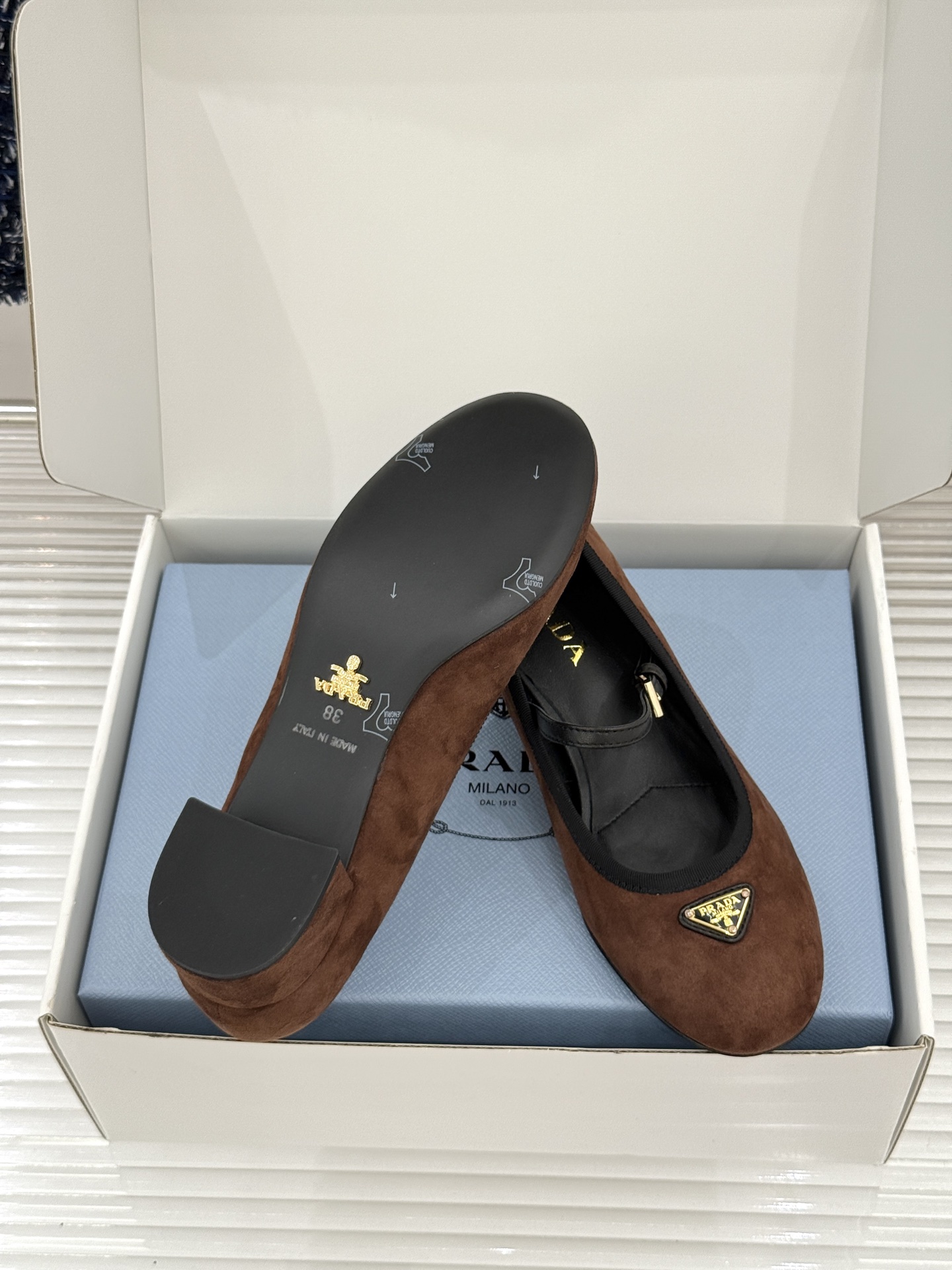 (原版飞机盒+10)Prada/普拉达26WF新品三角标玛丽珍鞋复古优雅 重塑摩登气质标志性珐琅三角徽标 (原版飞机盒+10)Prada/普拉达26WF新品三角标玛丽珍鞋复古优雅 重塑摩登气质标志性珐琅三角徽标