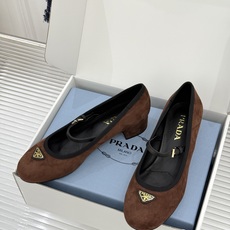 (原版飞机盒+10)Prada/普拉达26WF新品三角标玛丽珍鞋复古优雅 重塑摩登气质标志性珐琅三角徽标 (原版飞机盒+10)Prada/普拉达26WF新品三角标玛丽珍鞋复古优雅 重塑摩登气质标志性珐琅三角徽标