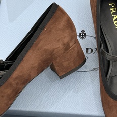 (原版飞机盒+10)Prada/普拉达26WF新品三角标玛丽珍鞋复古优雅 重塑摩登气质标志性珐琅三角徽标 (原版飞机盒+10)Prada/普拉达26WF新品三角标玛丽珍鞋复古优雅 重塑摩登气质标志性珐琅三角徽标