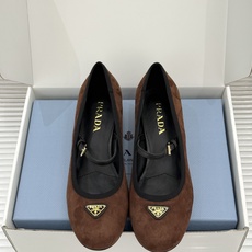(原版飞机盒+10)Prada/普拉达26WF新品三角标玛丽珍鞋复古优雅 重塑摩登气质标志性珐琅三角徽标 (原版飞机盒+10)Prada/普拉达26WF新品三角标玛丽珍鞋复古优雅 重塑摩登气质标志性珐琅三角徽标