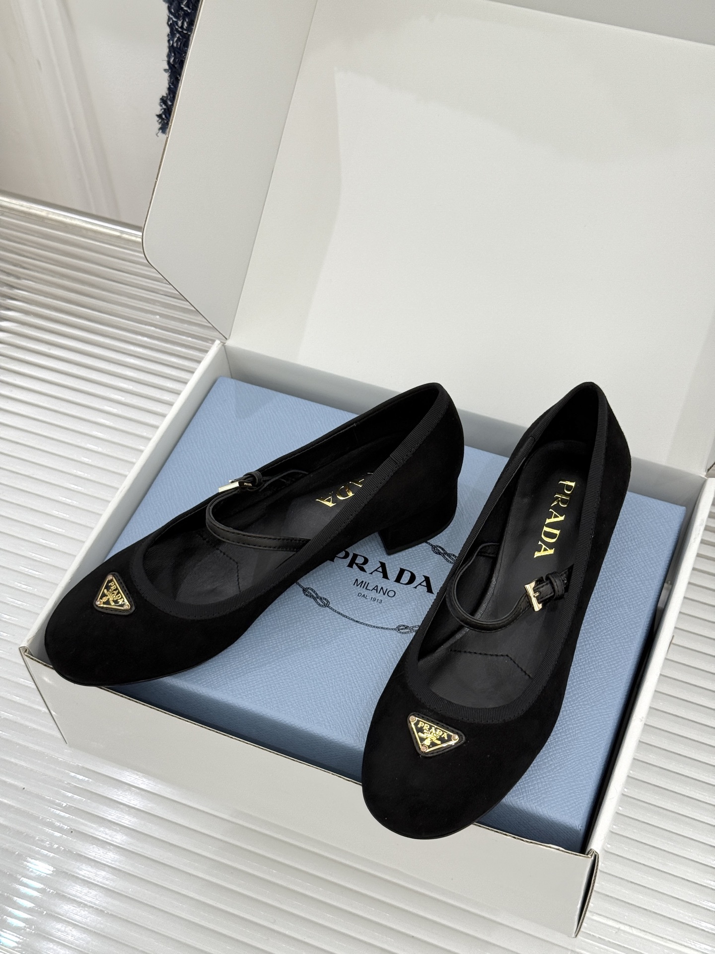 (原版飞机盒+10)Prada/普拉达26WF新品三角标玛丽珍鞋复古优雅 重塑摩登气质标志性珐琅三角徽标 (原版飞机盒+10)Prada/普拉达26WF新品三角标玛丽珍鞋复古优雅 重塑摩登气质标志性珐琅三角徽标