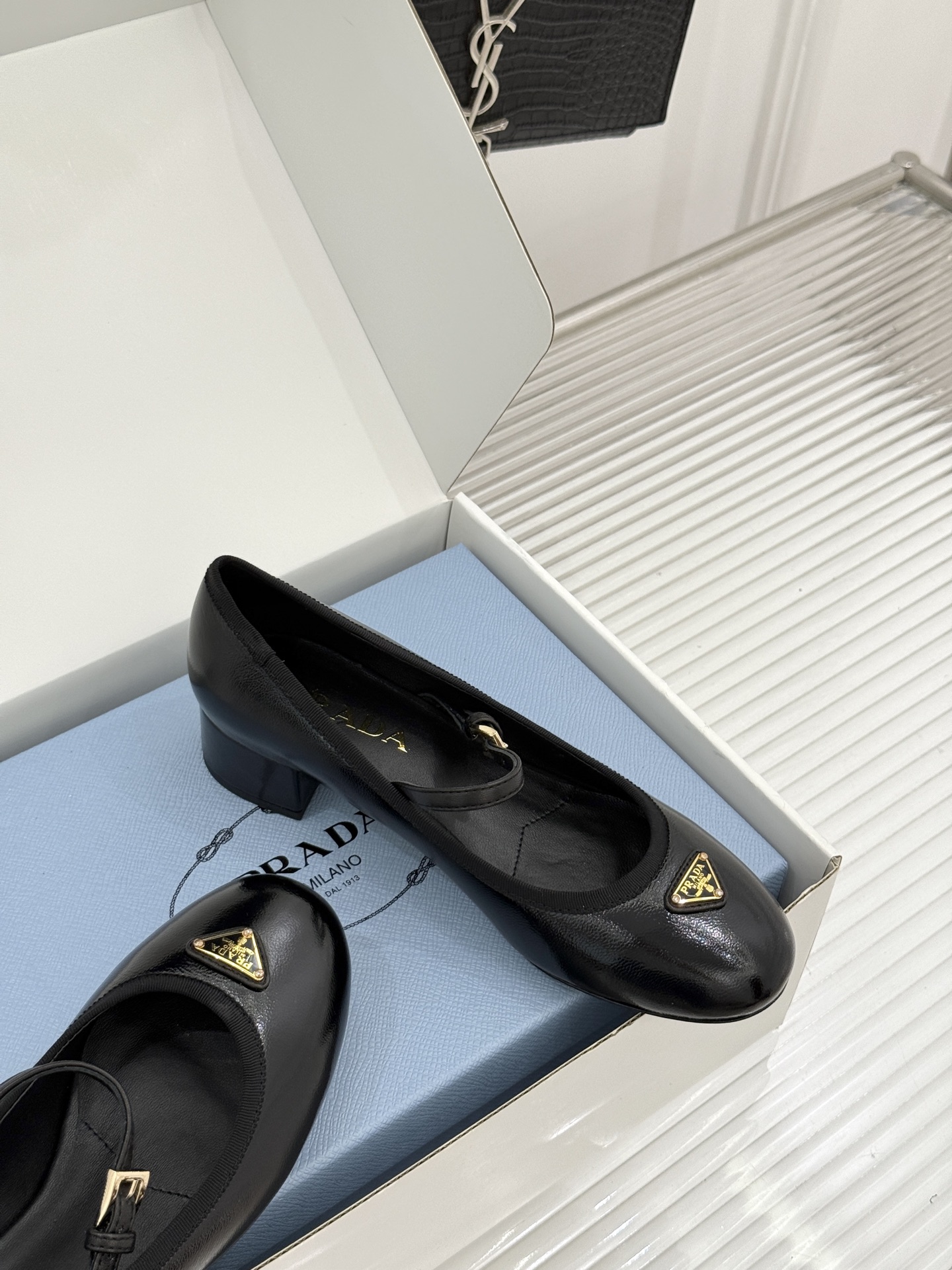 （原版飞机盒＋10）Prada/普拉达26WF新品三角标玛丽珍鞋复古优雅 重塑摩登气质标志性珐琅三角徽标