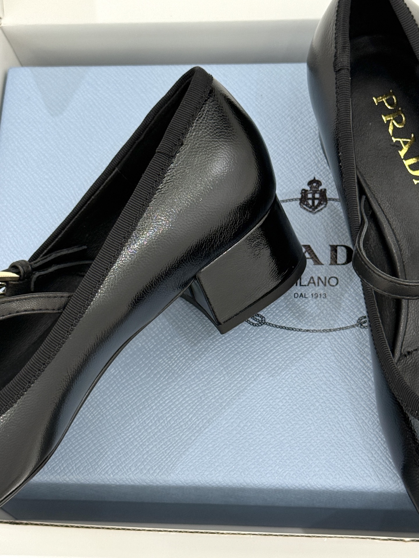 （原版飞机盒＋10）Prada/普拉达26WF新品三角标玛丽珍鞋复古优雅 重塑摩登气质标志性珐琅三角徽标