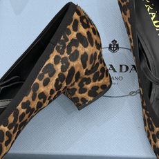 (原版飞机盒+10)Prada/普拉达26WF新品三角标玛丽珍鞋复古优雅 重塑摩登气质标志性珐琅三角徽标 (原版飞机盒+10)Prada/普拉达26WF新品三角标玛丽珍鞋复古优雅 重塑摩登气质标志性珐琅三角徽标