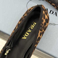 (原版飞机盒+10)Prada/普拉达26WF新品三角标玛丽珍鞋复古优雅 重塑摩登气质标志性珐琅三角徽标 (原版飞机盒+10)Prada/普拉达26WF新品三角标玛丽珍鞋复古优雅 重塑摩登气质标志性珐琅三角徽标