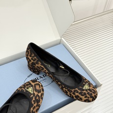 (原版飞机盒+10)Prada/普拉达26WF新品三角标玛丽珍鞋复古优雅 重塑摩登气质标志性珐琅三角徽标 (原版飞机盒+10)Prada/普拉达26WF新品三角标玛丽珍鞋复古优雅 重塑摩登气质标志性珐琅三角徽标