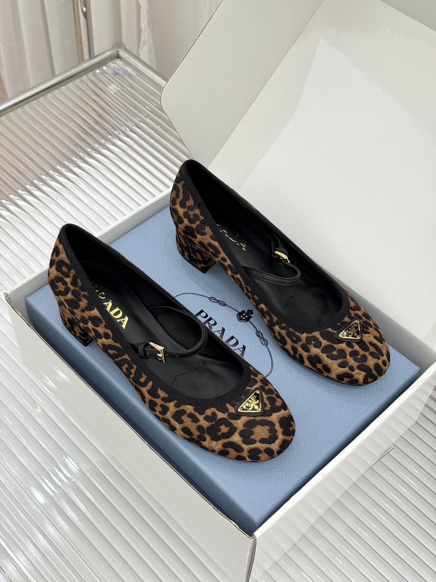 (原版飞机盒+10)Prada/普拉达26WF新品三角标玛丽珍鞋复古优雅 重塑摩登气质标志性珐琅三角徽标 (原版飞机盒+10)Prada/普拉达26WF新品三角标玛丽珍鞋复古优雅 重塑摩登气质标志性珐琅三角徽标