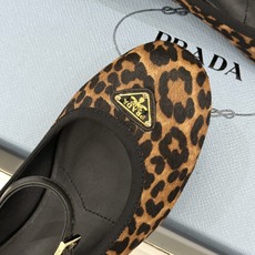 (原版飞机盒+10)Prada/普拉达26WF新品三角标玛丽珍鞋复古优雅 重塑摩登气质标志性珐琅三角徽标 (原版飞机盒+10)Prada/普拉达26WF新品三角标玛丽珍鞋复古优雅 重塑摩登气质标志性珐琅三角徽标