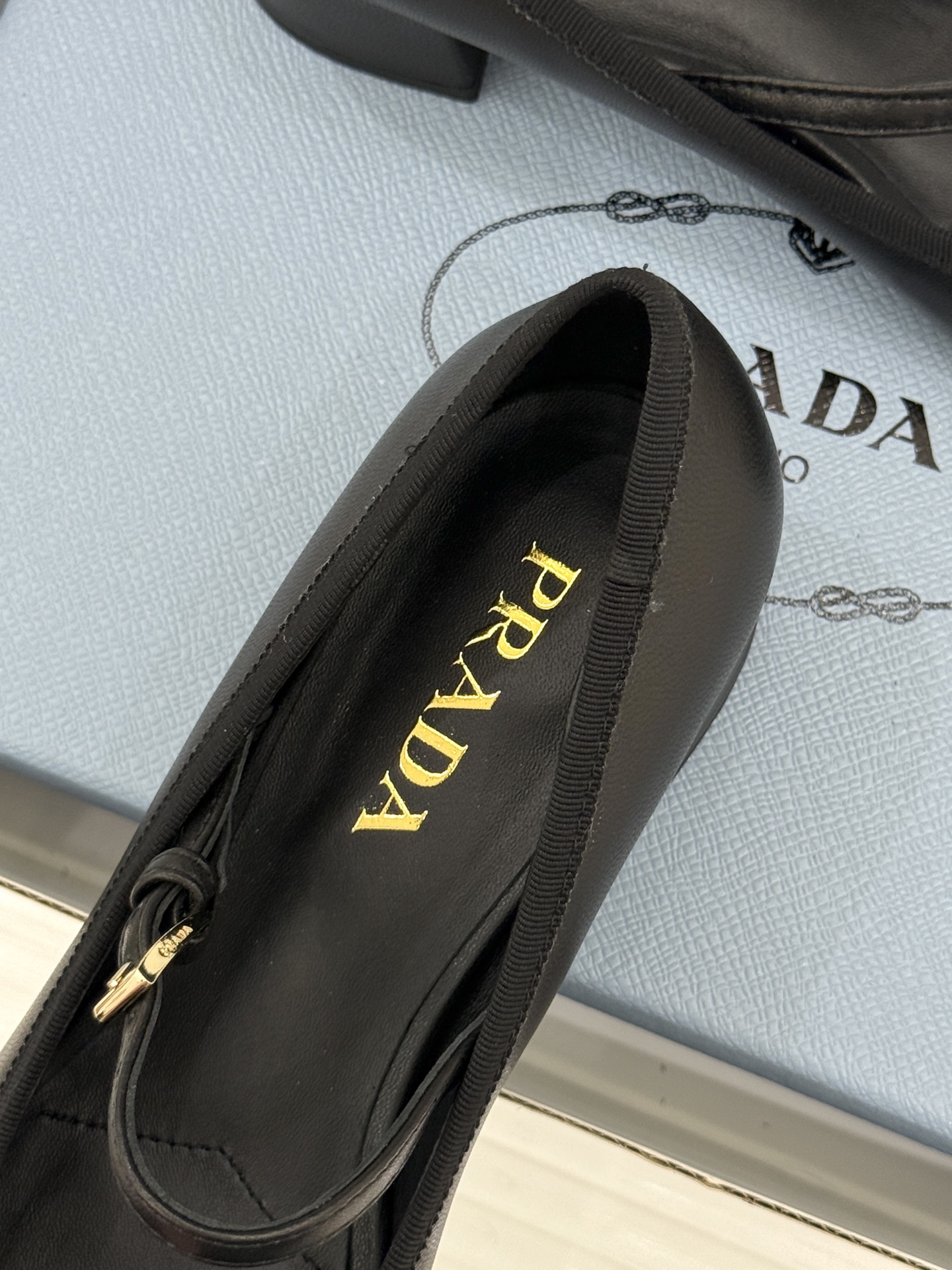 (原版飞机盒+10)Prada/普拉达26WF新品三角标玛丽珍鞋复古优雅 重塑摩登气质标志性珐琅三角徽标 (原版飞机盒+10)Prada/普拉达26WF新品三角标玛丽珍鞋复古优雅 重塑摩登气质标志性珐琅三角徽标