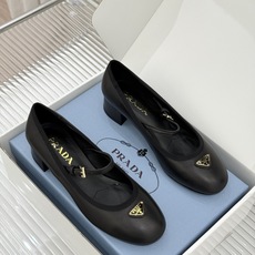 (原版飞机盒+10)Prada/普拉达26WF新品三角标玛丽珍鞋复古优雅 重塑摩登气质标志性珐琅三角徽标 (原版飞机盒+10)Prada/普拉达26WF新品三角标玛丽珍鞋复古优雅 重塑摩登气质标志性珐琅三角徽标