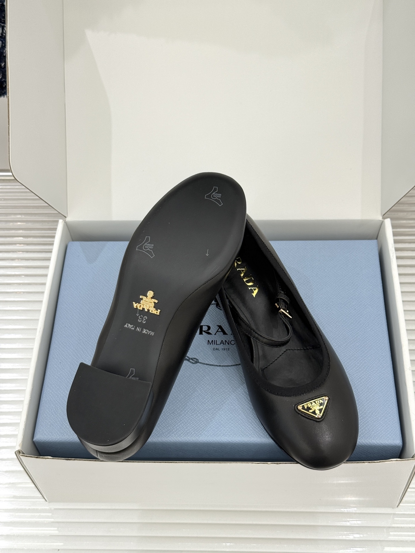 (原版飞机盒+10)Prada/普拉达26WF新品三角标玛丽珍鞋复古优雅 重塑摩登气质标志性珐琅三角徽标 (原版飞机盒+10)Prada/普拉达26WF新品三角标玛丽珍鞋复古优雅 重塑摩登气质标志性珐琅三角徽标