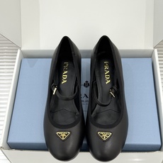 (原版飞机盒+10)Prada/普拉达26WF新品三角标玛丽珍鞋复古优雅 重塑摩登气质标志性珐琅三角徽标 (原版飞机盒+10)Prada/普拉达26WF新品三角标玛丽珍鞋复古优雅 重塑摩登气质标志性珐琅三角徽标