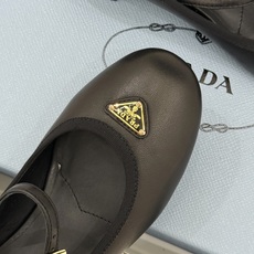 (原版飞机盒+10)Prada/普拉达26WF新品三角标玛丽珍鞋复古优雅 重塑摩登气质标志性珐琅三角徽标 (原版飞机盒+10)Prada/普拉达26WF新品三角标玛丽珍鞋复古优雅 重塑摩登气质标志性珐琅三角徽标