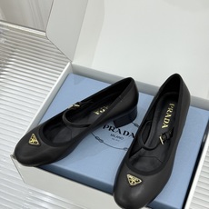 (原版飞机盒+10)Prada/普拉达26WF新品三角标玛丽珍鞋复古优雅 重塑摩登气质标志性珐琅三角徽标 (原版飞机盒+10)Prada/普拉达26WF新品三角标玛丽珍鞋复古优雅 重塑摩登气质标志性珐琅三角徽标