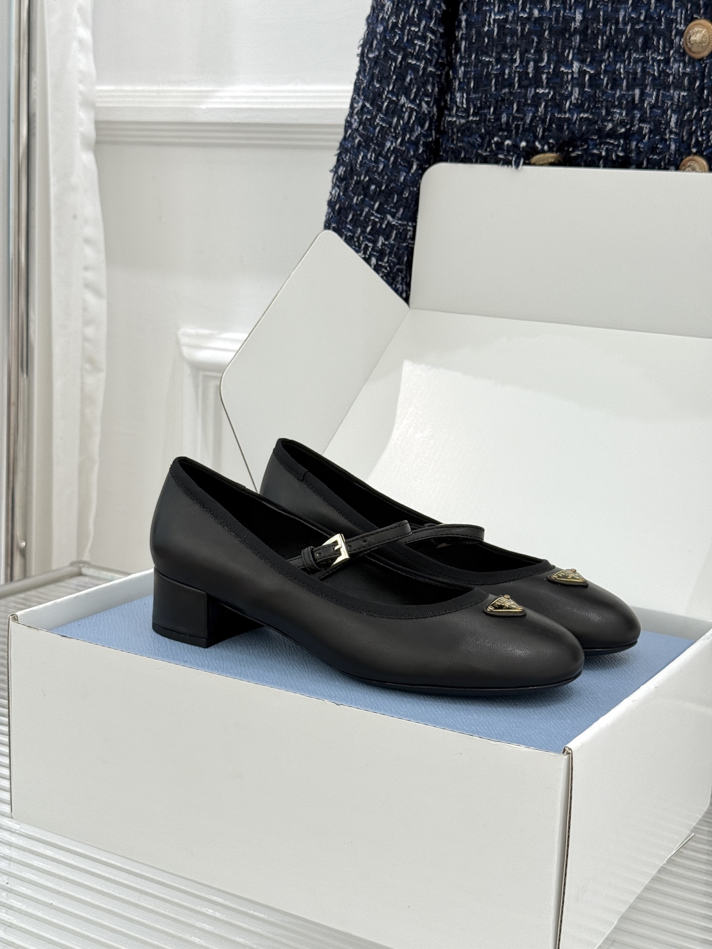 NO:871293,(Original airplane box + 10) Prada/Prada 26WF new product Triangle Mary Jane shoes Retro elegance Reshape modern temperament Iconic enamel triangle logo engraved with the brand's century-old luxury heritage Soft and waxy genuine leather fits the line of the foot The one-line strap design is simple and exquisite The round-toe version is gentle and not picky Balance sweetness and capable aura Thick heels without pressure for long walks Comfortable for daily commuting Can be salty or sweet Suitable for many scenes  Elegant to match the skirt, neat and high-end to match with the trousers, low-key luxury without being ostentatious, easy to grasp the Italian light luxury atmosphere, a must-have classic for the shoe cabinet, showing the elegant style of women. The fabric is made of original customized leather, the inner foot pads are all sheepskin, Italian imported cowhide outsole size 35-39 (customized 40/41) No. 91820260523, ballet shoes, prada, prada, mary jane, skirts, cowhide, sheepskin19860909（原版飞机盒＋10） Prada/普拉达26WF新品 三角标玛丽珍鞋 复古优雅 重塑摩登气质 标志性珐琅三角徽标 镌刻品牌百年奢华底蕴 软糯真皮贴合脚型线条 一字带设计简约又精致 圆头版型温柔不挑脚 平衡甜美与干练气场 粗跟久走无压力 日常通勤出行都舒适自在 可盐可甜适配多场景 搭裙优雅 配裤利落高级 低调奢华不张扬 轻松拿捏意式轻奢氛围感 鞋柜必备经典款 尽显女性优雅格调 面料采用原版定制皮料 内里垫脚均为羊皮 意大利进口牛皮大底 size35-39（40/41定制） 编号91820260523,芭蕾舞鞋,prada,prada,mary jane,skirts,cowhide,sheepskin,Women's Shoes