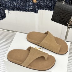 The row26WF新品极简夹脚休闲拖鞋把夏日松弛感穿在脚上静奢风的终极夏日表达没有多余logo和装饰 The row26WF新品极简夹脚休闲拖鞋把夏日松弛感穿在脚上静奢风的终极夏日表达没有多余logo和装饰