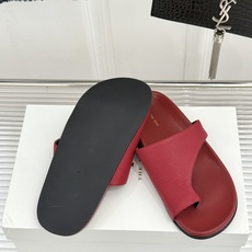 The row26WF新品极简夹脚休闲拖鞋把夏日松弛感穿在脚上静奢风的终极夏日表达没有多余logo和装饰 The row26WF新品极简夹脚休闲拖鞋把夏日松弛感穿在脚上静奢风的终极夏日表达没有多余logo和装饰