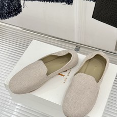 The Row 26WF新品极简平底乐福鞋软到对折的极致温柔静奢风的终极诠释小羊皮触感细腻如脂上脚轻盈得 The Row 26WF新品极简平底乐福鞋软到对折的极致温柔静奢风的终极诠释小羊皮触感细腻如脂上脚轻盈得