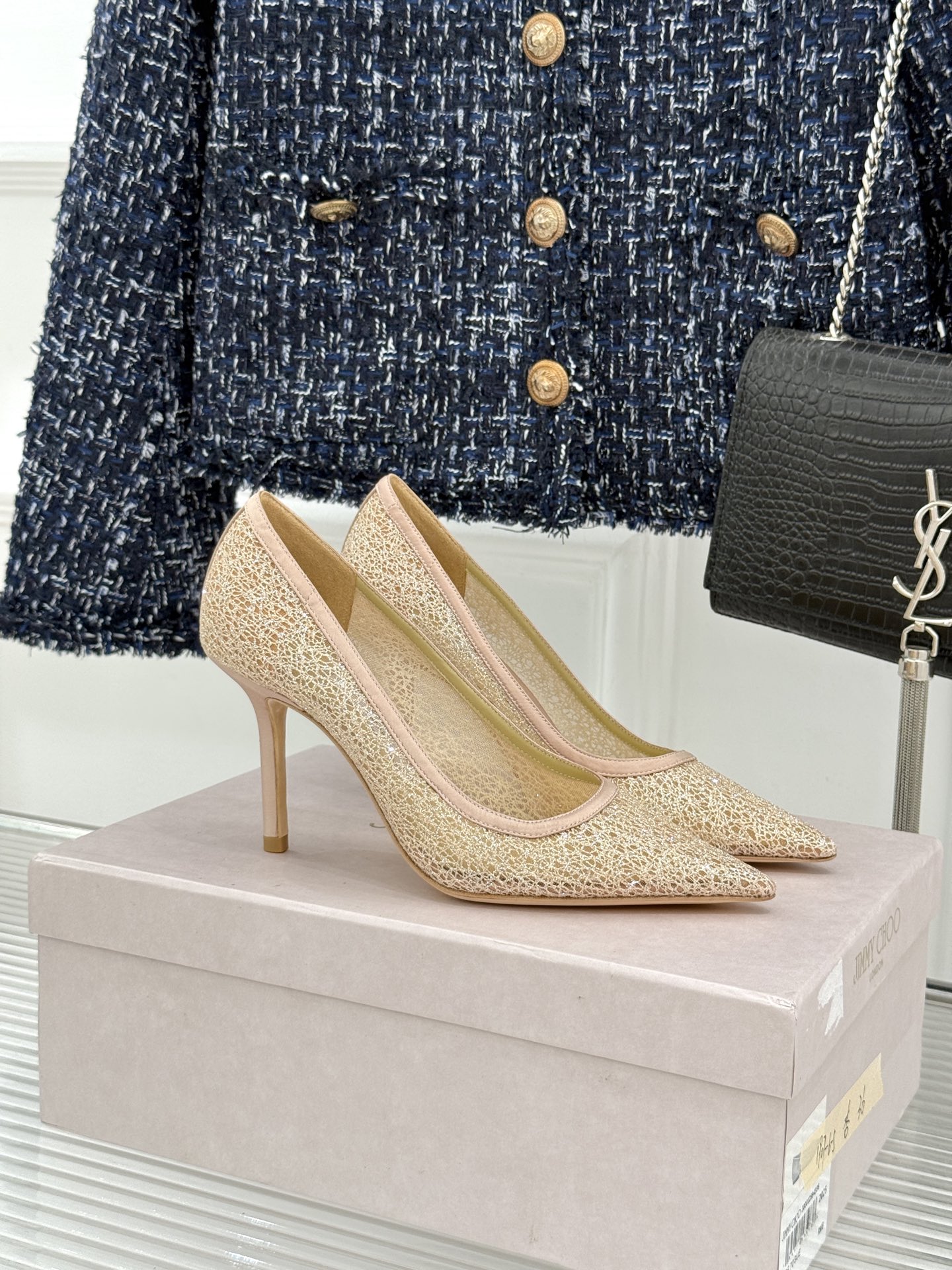 NO:871246,Jimmy Choo/Jimmy Zhou 26WF new marshmallow pointed toe high heels. Soft elastic insoles are like stepping on clouds. The pointed toes instantly lengthen the legs. The fufu color is so gentle. Handmade with Italian craftsmanship. Walking is light and stress-free. Standing for a long time is not tiring. Fairy high heels. Suitable for dating and commuting. The feet become a gentle heroine in seconds. Exquisite details highlight the texture. Each step brings its own light. A must-have shoe for girls. Gentle and powerful presence. Suitable for all kinds of important occasions.  A beautiful model that looks good on whoever wears it. The fabric is made of original customized material. The lining is made of sheepskin. Heel height is 6.5cm/8.5cm. Italian imported genuine leather outsole size 35-39 (customized 40/41). No. 81520260524, high heels, jimmy choo, jimmy choo, high heels, sheepskin, Leather soles19860909Jimmy Choo/吉米周26WF 新品棉花糖尖头高跟鞋 软弹鞋垫如踩云端 尖头瞬间拉长腿型 奶fufu配色温柔到爆 意大利匠心手工打造 行走轻盈毫无压力 久站不累的神仙高跟 约会通勤都超合适 上脚秒变温柔大女主 精致细节彰显质感 每一步都自带光芒 女孩鞋柜必备战鞋 温柔又有力量的存在 适配各种重要场合 谁穿谁好看的绝美款 面料采用原版定制材质 内里踮脚均为羊皮 跟高6.5cm/8.5cm 意大利进口真皮大底 size35-39（40/41定制） 编号81520260524,高跟鞋单鞋,jimmy choo,jimmy choo,high heels,sheepskin,Leather soles,Women's Shoes