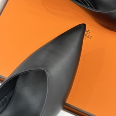 Hermès/爱马仕26WF新品双H扣V口尖头后空平底高跟凉鞋 双H金扣镌刻品牌基因V口剪裁悄悄修饰腿型 Hermès/爱马仕26WF新品双H扣V口尖头后空平底高跟凉鞋 双H金扣镌刻品牌基因V口剪裁悄悄修饰腿型