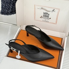 Hermès/爱马仕26WF新品双H扣V口尖头后空平底高跟凉鞋 双H金扣镌刻品牌基因V口剪裁悄悄修饰腿型 Hermès/爱马仕26WF新品双H扣V口尖头后空平底高跟凉鞋 双H金扣镌刻品牌基因V口剪裁悄悄修饰腿型