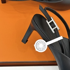 Hermès/爱马仕26WF新品双H扣V口尖头后空平底高跟凉鞋 双H金扣镌刻品牌基因V口剪裁悄悄修饰腿型 Hermès/爱马仕26WF新品双H扣V口尖头后空平底高跟凉鞋 双H金扣镌刻品牌基因V口剪裁悄悄修饰腿型