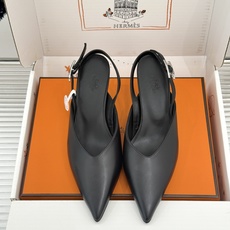 Hermès/爱马仕26WF新品双H扣V口尖头后空平底高跟凉鞋 双H金扣镌刻品牌基因V口剪裁悄悄修饰腿型 Hermès/爱马仕26WF新品双H扣V口尖头后空平底高跟凉鞋 双H金扣镌刻品牌基因V口剪裁悄悄修饰腿型