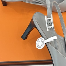 Hermès/爱马仕26WF新品双H扣V口尖头后空平底高跟凉鞋 双H金扣镌刻品牌基因V口剪裁悄悄修饰腿型 Hermès/爱马仕26WF新品双H扣V口尖头后空平底高跟凉鞋 双H金扣镌刻品牌基因V口剪裁悄悄修饰腿型