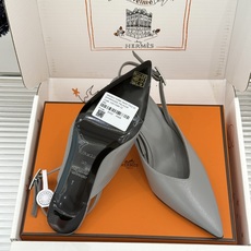 Hermès/爱马仕26WF新品双H扣V口尖头后空平底高跟凉鞋 双H金扣镌刻品牌基因V口剪裁悄悄修饰腿型 Hermès/爱马仕26WF新品双H扣V口尖头后空平底高跟凉鞋 双H金扣镌刻品牌基因V口剪裁悄悄修饰腿型