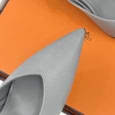 Hermès/爱马仕26WF新品双H扣V口尖头后空平底高跟凉鞋 双H金扣镌刻品牌基因V口剪裁悄悄修饰腿型 Hermès/爱马仕26WF新品双H扣V口尖头后空平底高跟凉鞋 双H金扣镌刻品牌基因V口剪裁悄悄修饰腿型