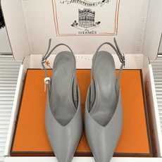 Hermès/爱马仕26WF新品双H扣V口尖头后空平底高跟凉鞋 双H金扣镌刻品牌基因V口剪裁悄悄修饰腿型 Hermès/爱马仕26WF新品双H扣V口尖头后空平底高跟凉鞋 双H金扣镌刻品牌基因V口剪裁悄悄修饰腿型