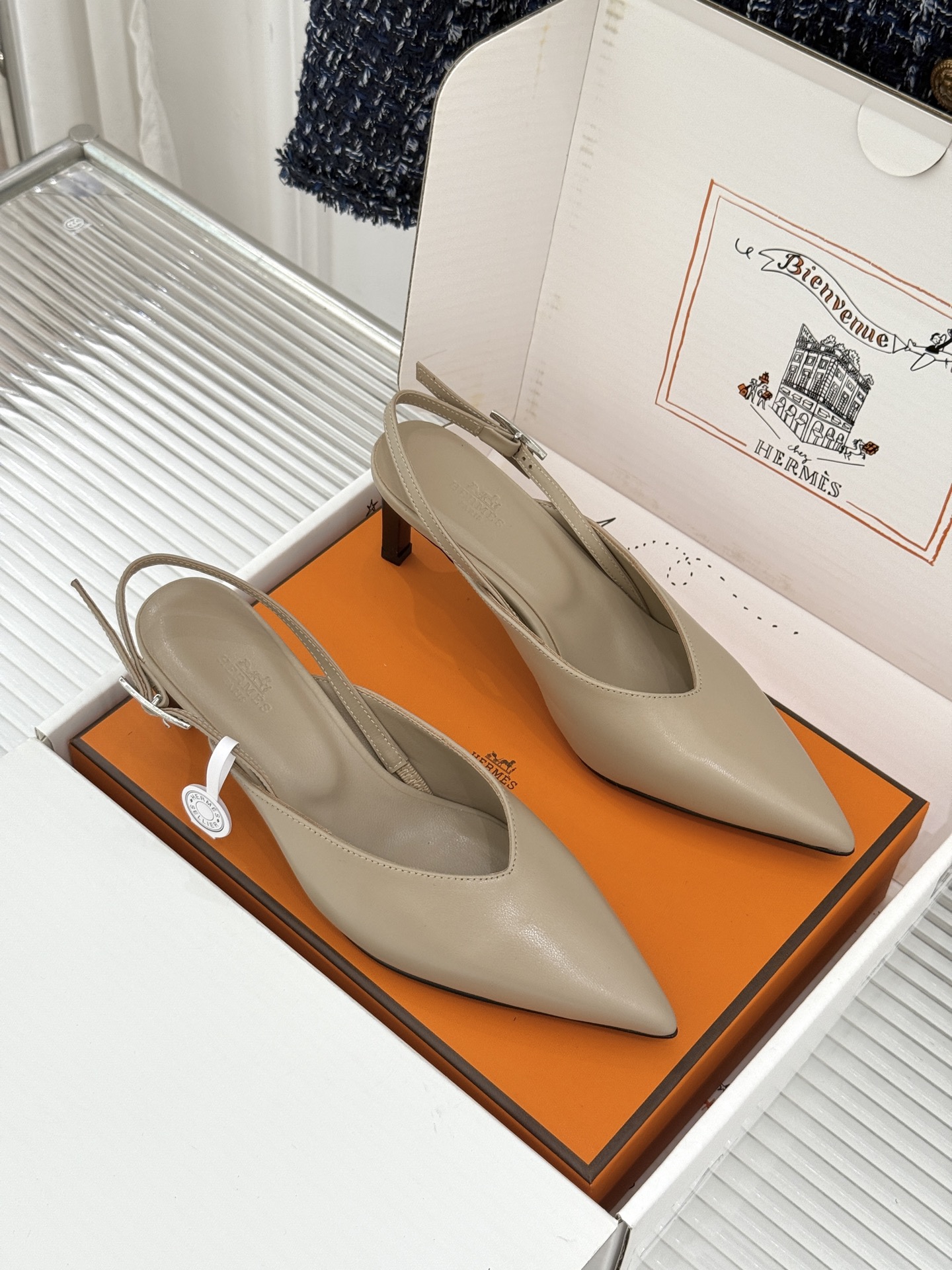 Hermès/爱马仕26WF新品双H扣V口尖头后空平底高跟凉鞋 双H金扣镌刻品牌基因V口剪裁悄悄修饰腿型