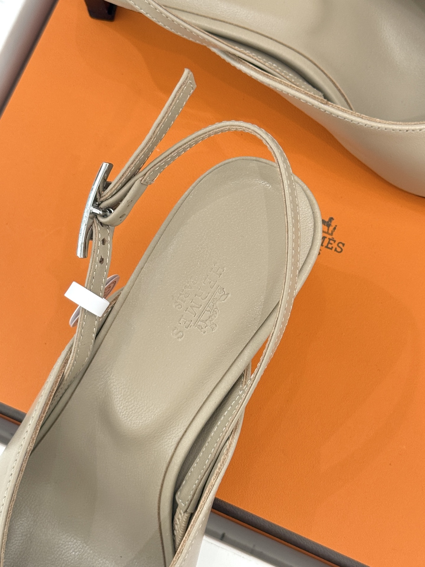 Hermès/爱马仕26WF新品双H扣V口尖头后空平底高跟凉鞋 双H金扣镌刻品牌基因V口剪裁悄悄修饰腿型