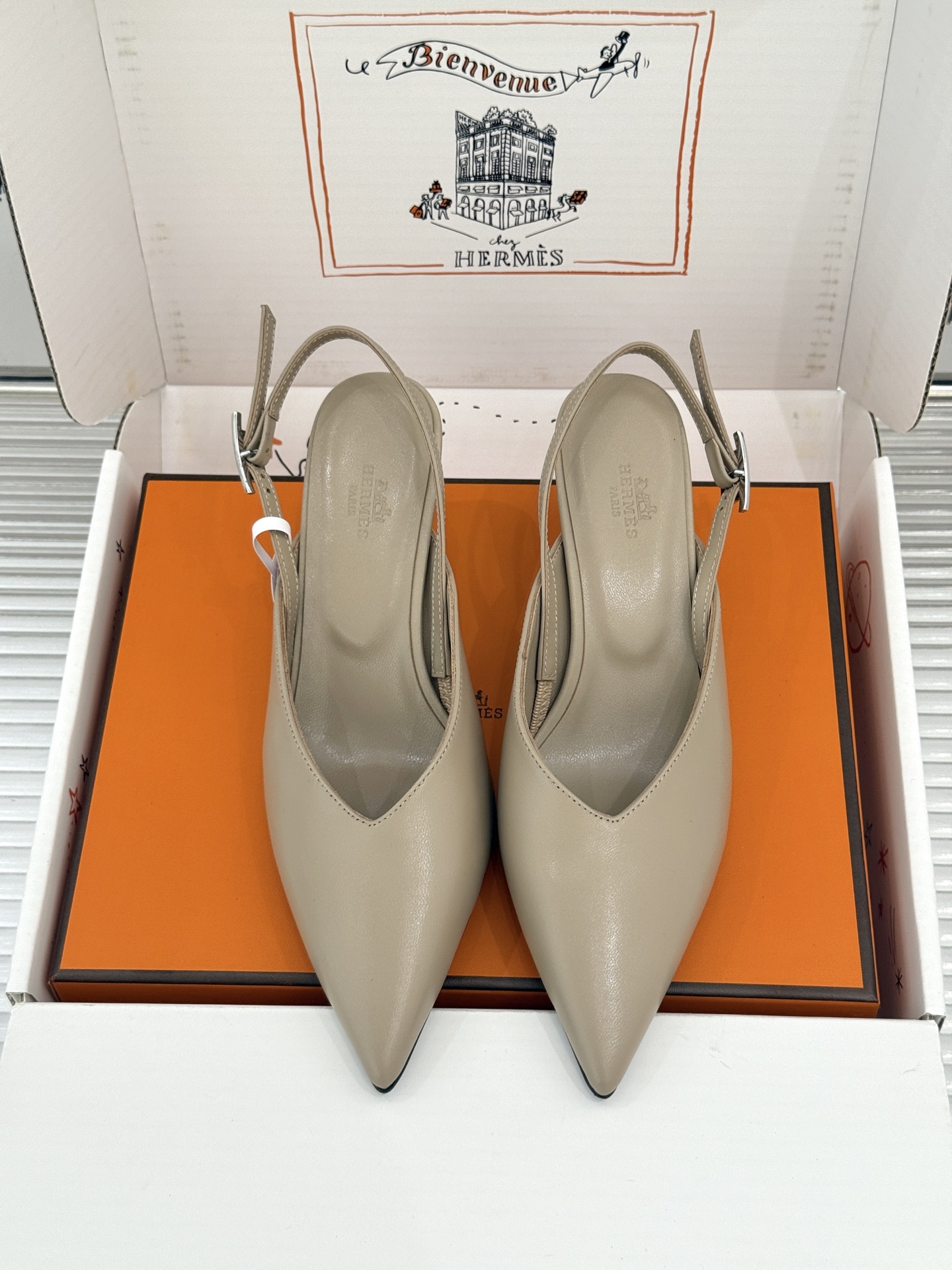 Hermès/爱马仕26WF新品双H扣V口尖头后空平底高跟凉鞋 双H金扣镌刻品牌基因V口剪裁悄悄修饰腿型