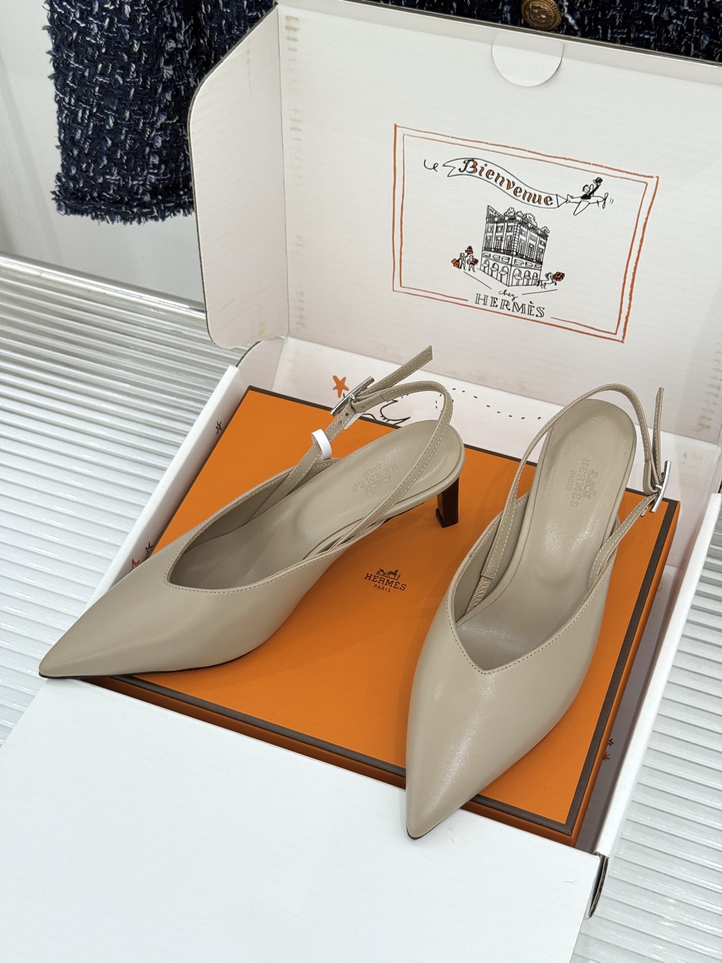 Hermès/爱马仕26WF新品双H扣V口尖头后空平底高跟凉鞋 双H金扣镌刻品牌基因V口剪裁悄悄修饰腿型