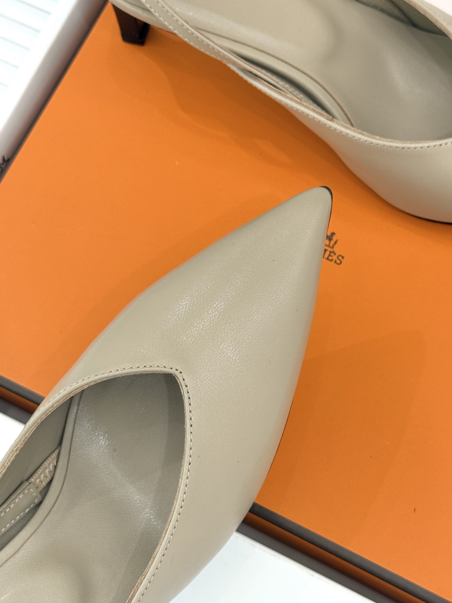 Hermès/爱马仕26WF新品双H扣V口尖头后空平底高跟凉鞋 双H金扣镌刻品牌基因V口剪裁悄悄修饰腿型