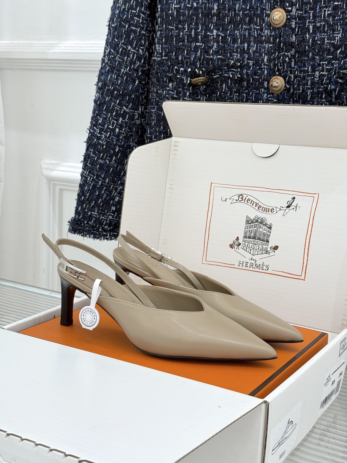 Hermès/爱马仕26WF新品双H扣V口尖头后空平底高跟凉鞋 双H金扣镌刻品牌基因V口剪裁悄悄修饰腿型