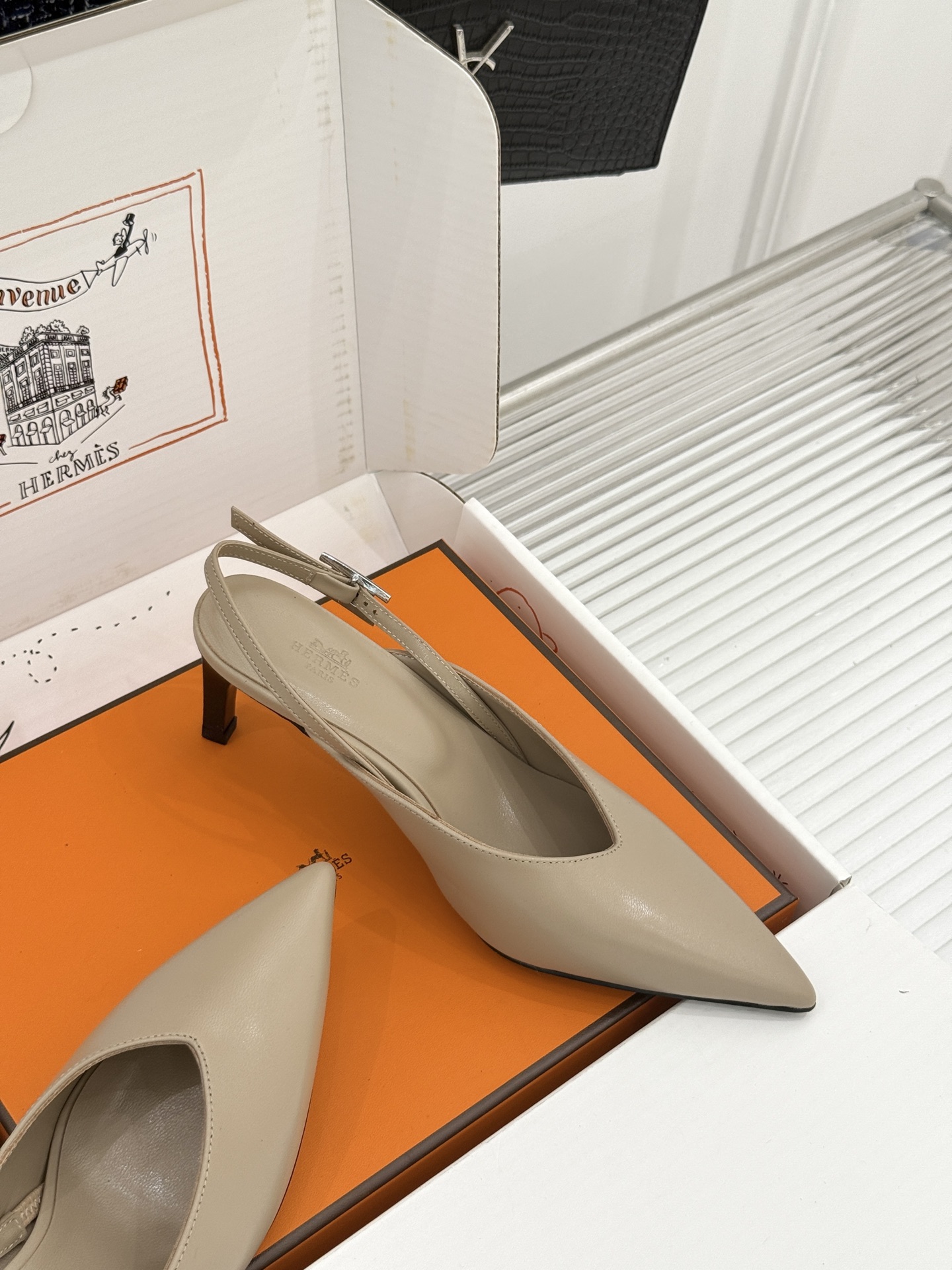 Hermès/爱马仕26WF新品双H扣V口尖头后空平底高跟凉鞋 双H金扣镌刻品牌基因V口剪裁悄悄修饰腿型