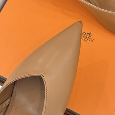 Hermès/爱马仕26WF新品双H扣V口尖头后空平底高跟凉鞋 双H金扣镌刻品牌基因V口剪裁悄悄修饰腿型 Hermès/爱马仕26WF新品双H扣V口尖头后空平底高跟凉鞋 双H金扣镌刻品牌基因V口剪裁悄悄修饰腿型