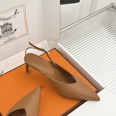 Hermès/爱马仕26WF新品双H扣V口尖头后空平底高跟凉鞋 双H金扣镌刻品牌基因V口剪裁悄悄修饰腿型 Hermès/爱马仕26WF新品双H扣V口尖头后空平底高跟凉鞋 双H金扣镌刻品牌基因V口剪裁悄悄修饰腿型
